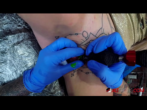 ❤️ Uiters getatoeëerde hottie Sully Savage het 'n tatoeëermerk op haar klitoris gekry Fokvideo by porn af.sexogolic-info.ru ❌️❤